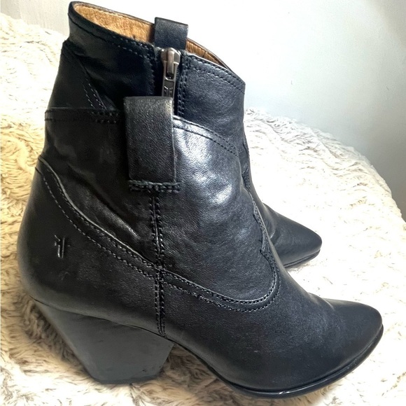 Frye Reina Western Black Leather Ankle Boots With Almond Pointed Toe 
Size 9.5 - Picture 5 of 11